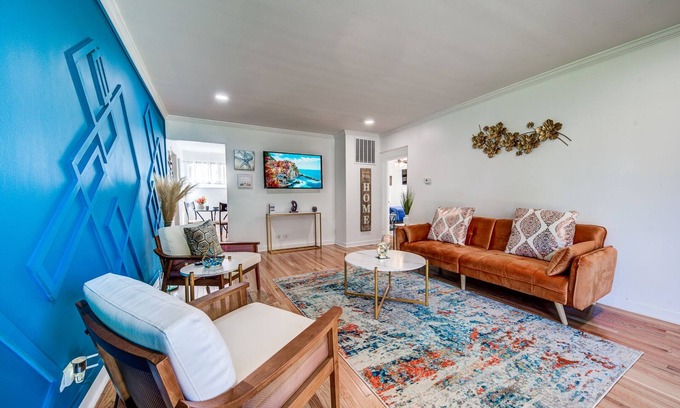Forestview House | Modern 2Bdrm Westchester Home with brand-new out door HOT TUB