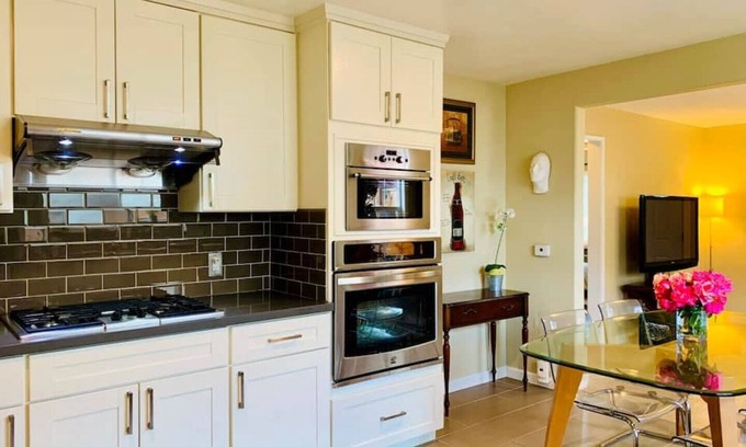 Willow Glen House | Modern 2Bed/1Bath bungalow style suite in Willow Glen