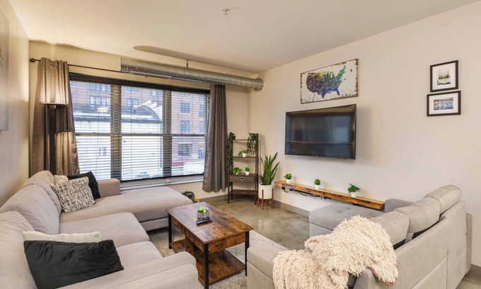Short North Bed & Breakfast | Modern 2BR Condo w/Parking | Heart of Short North