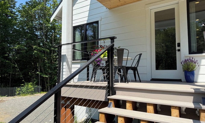 Geneva Apartment | Modern 2BR forest retreat steps from Galbraith trails & Lake Whatcom. Monthly stays Jan–Mar 2026. Fast Wi-Fi & desk for remote work. Mount Baker skiing just 80 mins away.