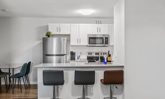 Hyde Park Apartment | Modern 2BR Near UT | Hyde Park | Evonify 5332