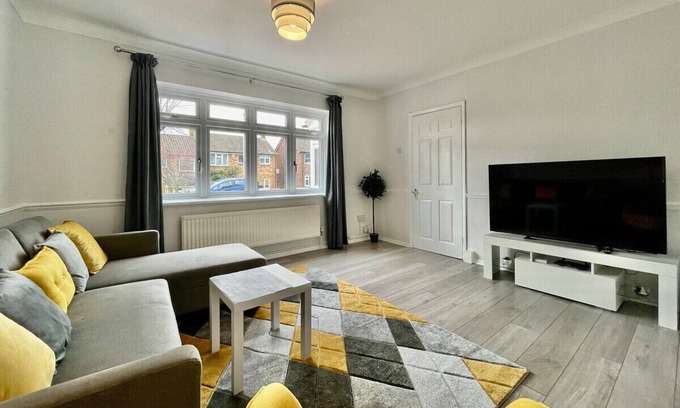 Hainault House | Modern 3 Bed Chigwell House (Free Parking)