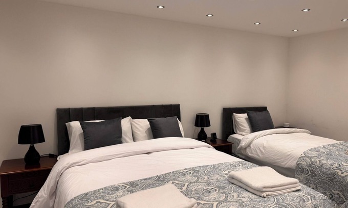Forest Gate House | Modern 3 Bed Home in London, Stratford, Tube & Parking