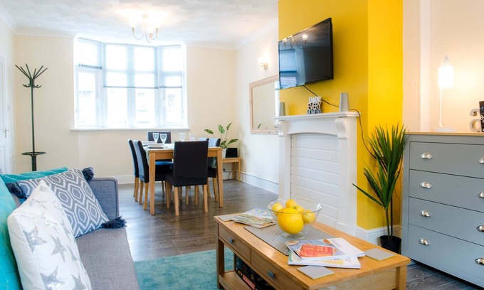 Newport House | Modern 3 bed house in Newport, near Junction 27, M4