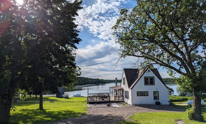 Underwood Cabin | Modern 3-bedroom cabin on the lake!