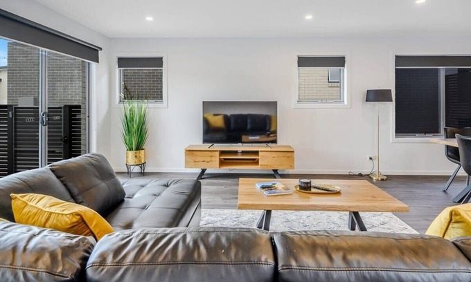 Warrane Villa | Modern 3-bedroom Villa near Airport & CBD.