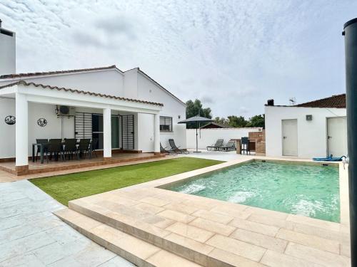Chiclana de la Frontera House | Modern 3-Bedroom Villa with Private Pool & BBQ