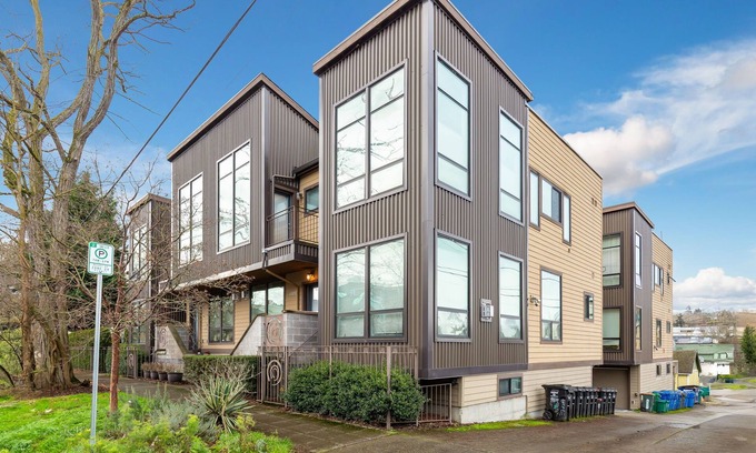 Columbia City House | Modern 3-Story Townhome - Walkable Seattle Location