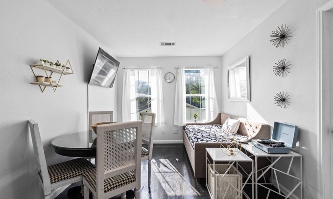 Franklin Park House | Modern 3bd/2ba Suite with Full Gym & Large Patio!
