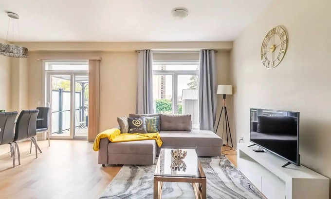 Whitby House | Modern 3BR 2.5BA Townhome, 2 min to the Beach, BBQnn