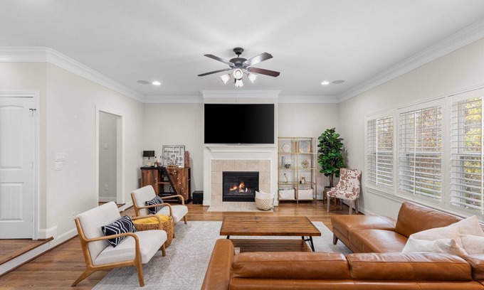 Shady Acres House | Modern 3BR 3.5BA townhome in The Heights - Putting green & walkable to hotspots