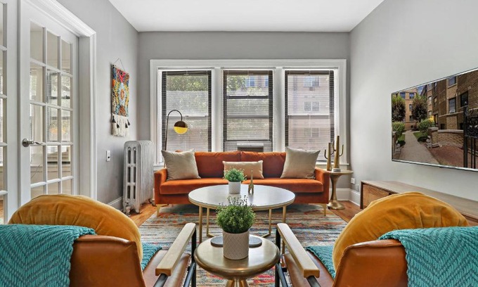 Lake View East Apartment | Modern 3BR Apt in Boystown, 12-min walk to Wrigley - Stratford 1S