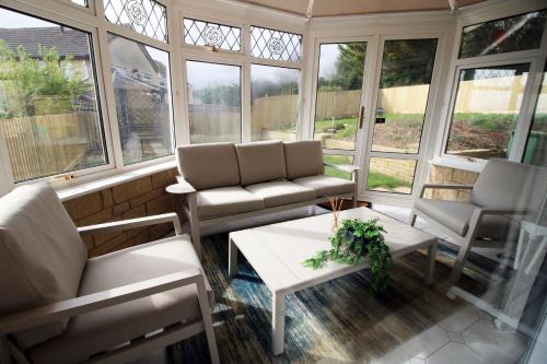 Newton St Loe House | Modern 3BR Bath Home, Sleeps 5, Driveway Parking, Families & Contractors