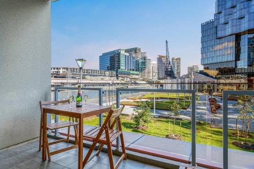 Docklands Apartment | Modern 3BR Melbourne Waterfront Apartment with Resort Amenities in Docklands