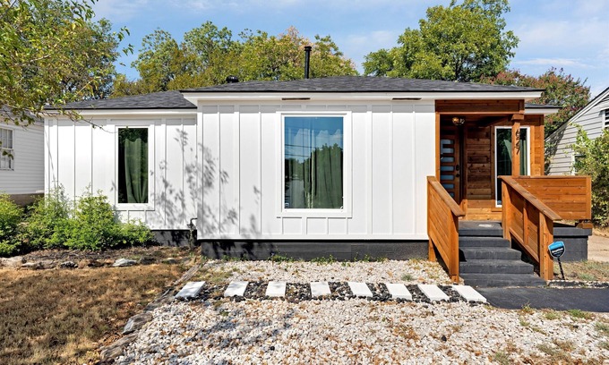 Oak Cliff House | Modern 3BR Near Downtown Yard & Garage
