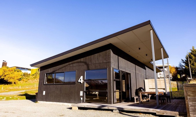 Lake Tekapo House | Modern 4 Bedroom Bach Close to the Township of Tekapo