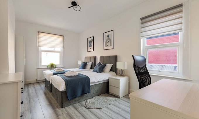 Haringey House | Modern 4 Bedroom House 5 minute walk from Station