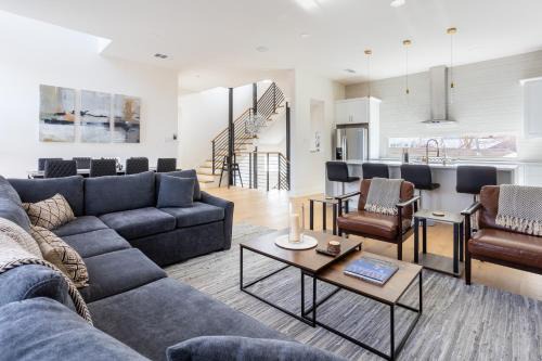 Old East Dallas Apartment | Modern 4BR Townhome with Rooftop