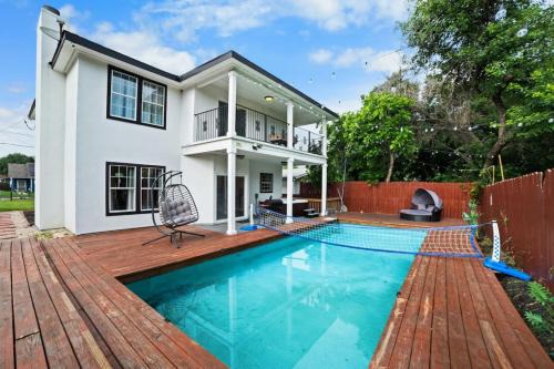 Pecan Valley House | Modern 5 BR with Pool and Games