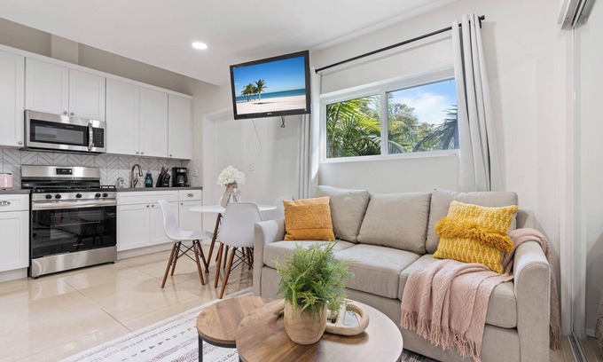 Harbor Gateway North House | Modern ADU in Gardena – Perfect for Relaxing Stays