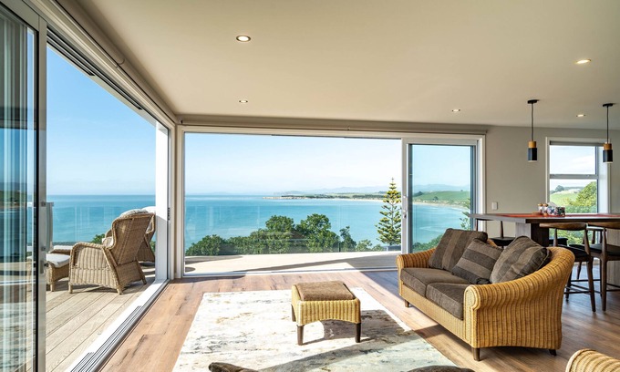 Kakanui House | Modern & Amazing with Unbeatable Ocean Views. AVAILABLE FOR LABOUR WEEKEND 2025