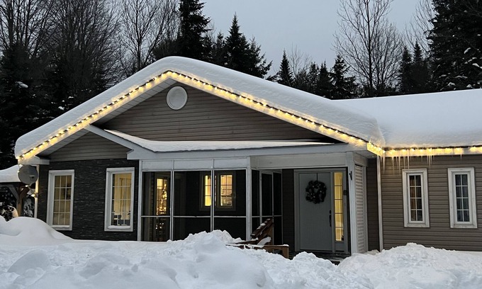 Huntsville Cottage | Modern and newly furnished 4 season cottage retreat