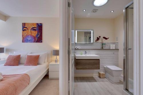 Cambridge House | Modern and Spacious Townhouse with Free Parking Pass the Keys