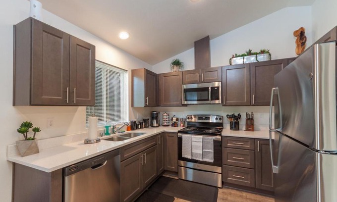 Spokane Valley Apartment | Modern and Stylish KING bed Wifi FREE Parking