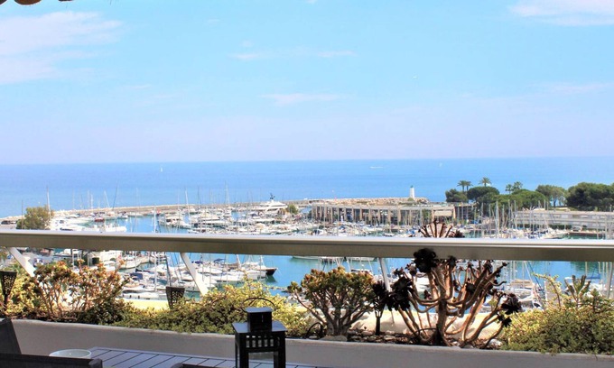Villeneuve Loubet Beach Apartment | Modern Apartment for 4 with AC and Parking, Villeneuve-Loubet Beach
