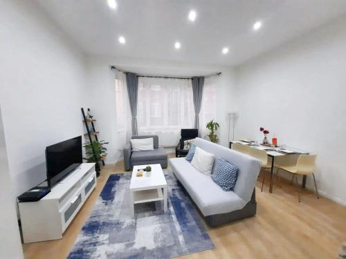 Sint-Jans-Molenbeek Apartment | Modern Apartment in Molenbeek-Saint-Jean/77 m²/Parking