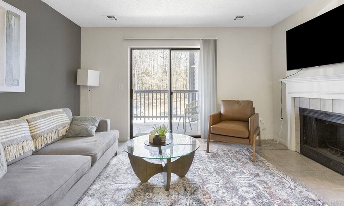 Richmond Apartment | Modern Apartment in Prime Location (ID3749X24)