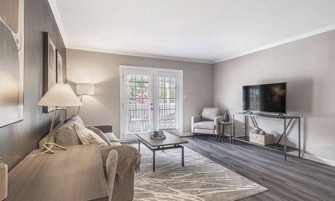 Homewood Apartment | Modern Apartment in Prime Location (ID1008X640)