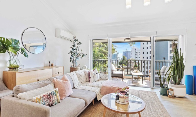 Burleigh Heads Apartment | Modern apartment with expansive Burleigh Heads views!
