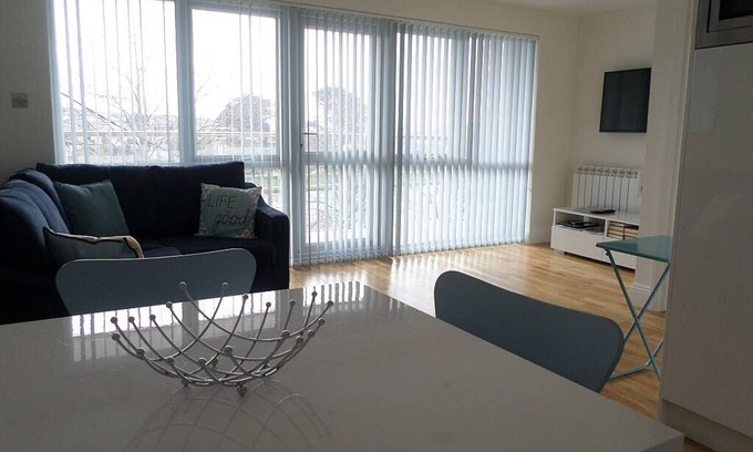 Newquay Apartment | Modern apartment with stunning views of Boating Lake