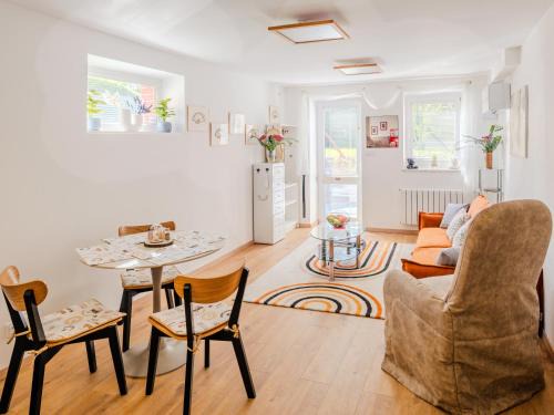 Hanspaulka Apartment | Modern Apartment with Terrace -15 min to Airport, Free On-Site Parking