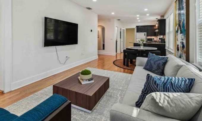 Crescent Lake Apartment | Modern apt 5 min to downtown Hot tub pets ok