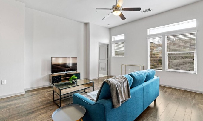 Pleasant Valley Apartment | Modern Austin 2BR 2B Apt. w/Pool, Parking & WIFI