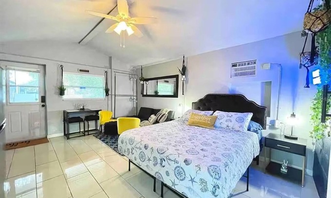 Childs Park Cottage | Modern Beachside Guesthouse in Trendy Downtown