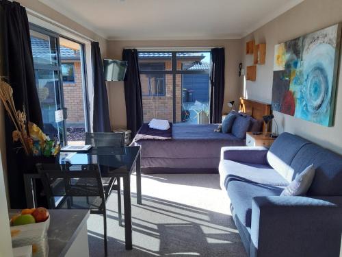Paroa House | Modern BNB unit with Wifi and Breakfast