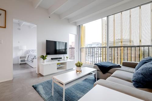 Chinatown Apartment | Modern, Bright & Central 1-Bed Downtown Apt close to Rogers Arena