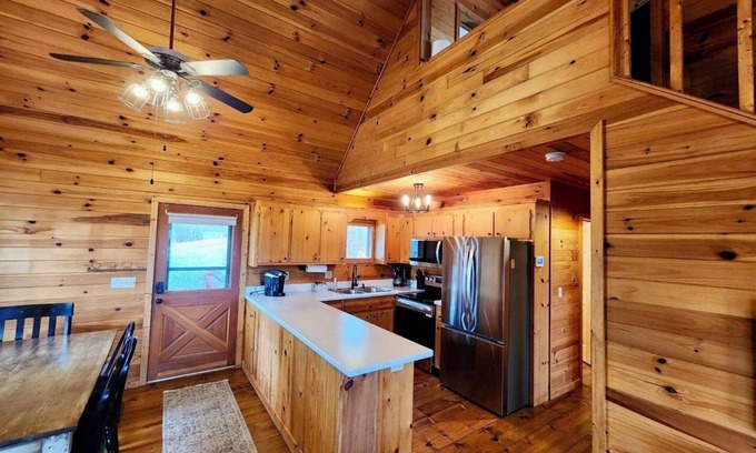 Blue Ridge Cabin | Modern Cabin 5 min from Downtown/River with Firepit/View