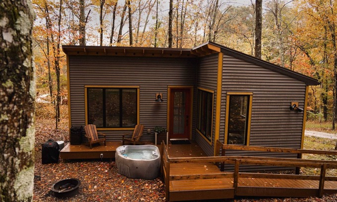 New Plymouth Cabin | Modern Cabin in Woods - 10m to Hocking Hills
