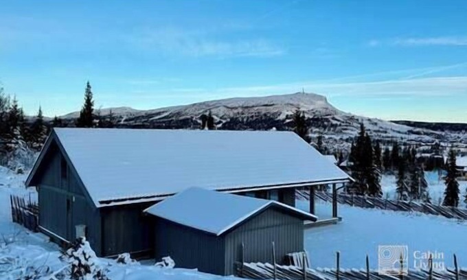 Svingvoll House | Modern cabin Skeikampen with ski-in/out cross country trails & great view