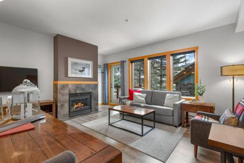 Canmore Apartment | Modern Cabin Vibes with pool at The Lodges