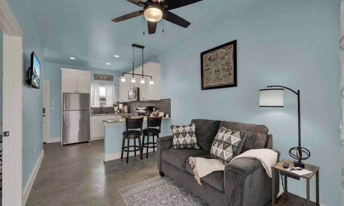 Fredericksburg House | Modern Casita w/Hot-Tub, Six Minutes from Main St!