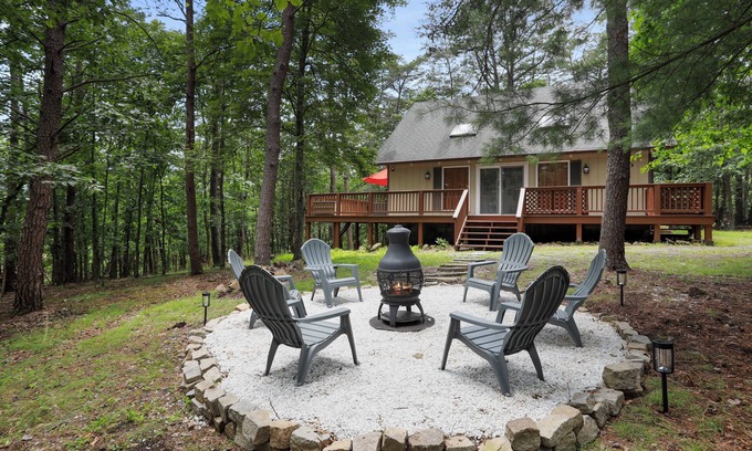 Basye Cabin | Modern Chalet with Hot Tub, Fire Pit & Mountain Views in Basye, VA