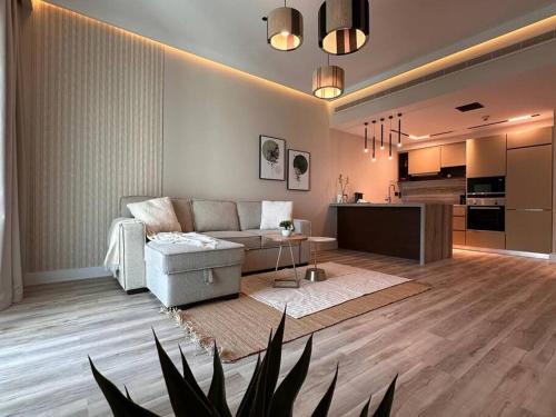 The Greens Apartment | Modern-Chic 1BR in The Greens - Central Dubai