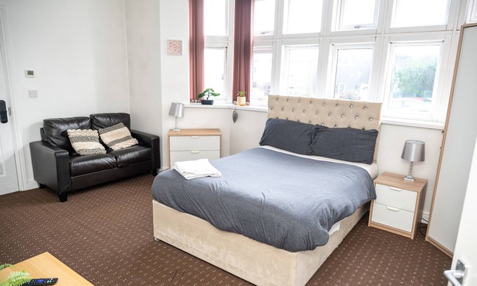 Huddersfield Apartment | Modern & Comfort Apt At Deighton I Double Bed