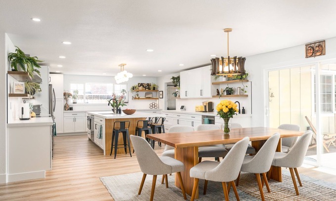 Old Southwest House | Modern Comfort Spacious Family Retreat with Gym