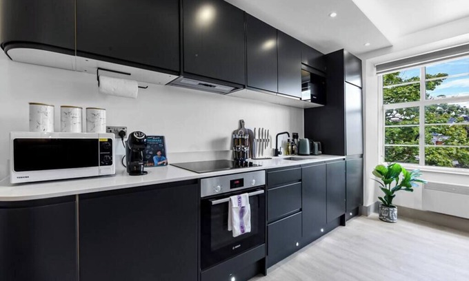 Fortis Green Apartment | Modern Comforts 2 BD Flat - Sleeps 5